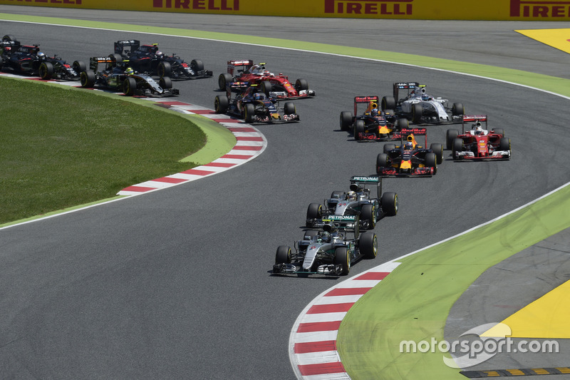 Nico Rosberg, Mercedes AMG F1 W07 Hybrid y Lewis Hamilton, Mercedes AMG F1 W07 Hybrid en el inicio de la carrera