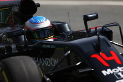 Fernando Alonso, McLaren MP4-31 en la pista