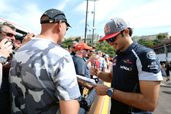 Карлос Сайнс-мол., Scuderia Toro Rosso дає автографи вболівальникам