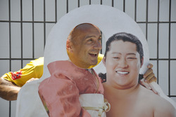 遠藤関”お姫様だっこ”パネルを楽しむタルキーニ