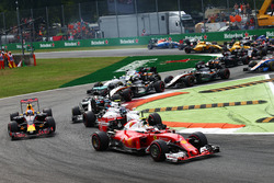 Kimi Raikkonen, Ferrari SF16-H at the start of the race