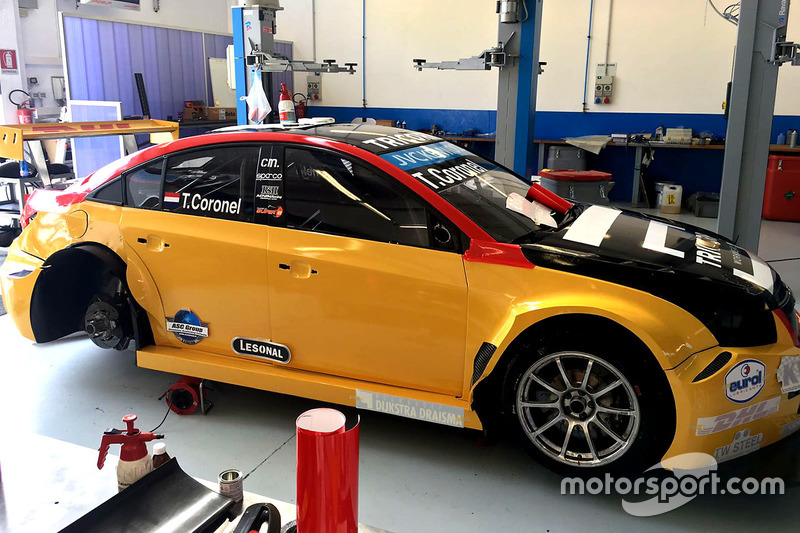 El auto WTCC de Tom Coronel, ROAL Motorsport, recibe su diseño de color