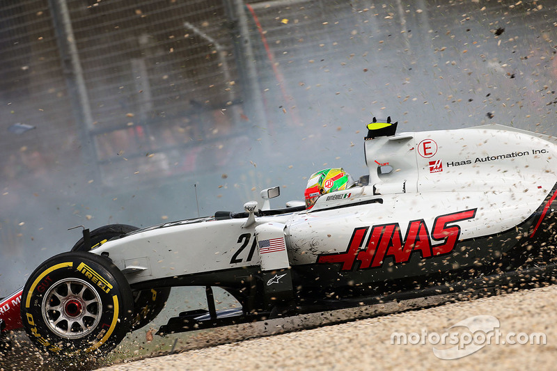 Esteban Gutierrez, Haas F1 Team VF-16 crashes out of the race