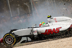 Unfall von Esteban Gutierrez, Haas F1 Team VF-16