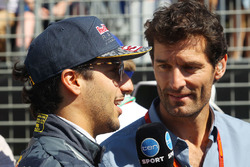 Daniel Ricciardo (Red Bull Racing) és Mark Webber, Porsche Team WEC versenyző és Channel 4 tudósító