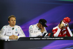 Le poleman Lewis Hamilton, Mercedes AMG F1 Team, le deuxième, Nico Rosberg, Mercedes AMG F1 Team, le troisième, Sebastian Vettel, Ferrari durant la conférence de presse