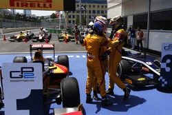 Le vainqueur Antonio Giovinazzi, PREMA Racing, est félicité par Mitch Evans, Pertamina Campos Racing & Sean Gelael, Pertamina Campos Racing