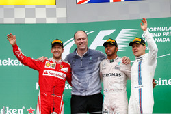 Podium : Sebastian Vettel, Ferrari, second; Lewis Hamilton, Mercedes AMG F1, vainqueur; Valtteri Bottas, Williams, troisième