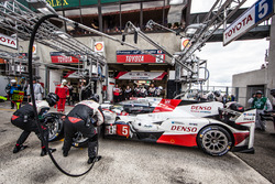 Pit stop dan last driver change for #5 Toyota Racing Toyota TS050 Hybrid: Anthony Davidson, Sテゥbasti