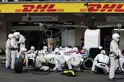 Valtteri Bottas, Williams FW38 effettua un pit stop