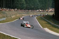 Jacky Ickx, Ferrari 312B2, devant Ronnie Peterson, March 721G Ford; Clay Regazzoni, Ferrari 312B2; Emerson Fittipaldi, Lotus