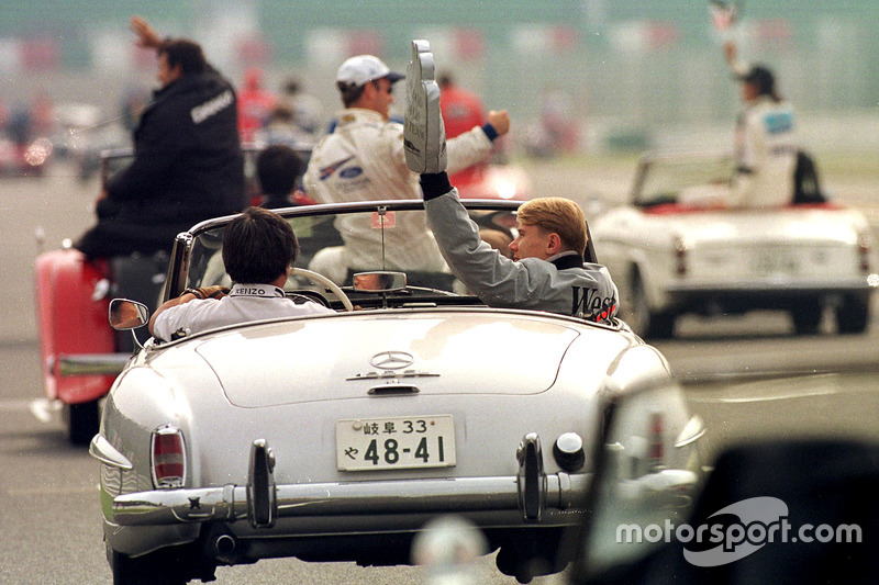 Mika Hakkinen, McLaren waves to the fans