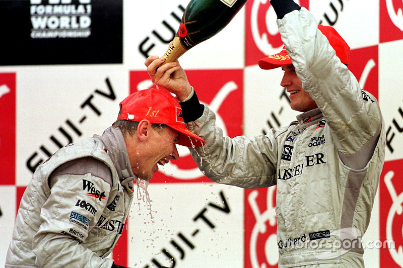 Podium: David Coulthard en Mika Hakkinen vieren feest