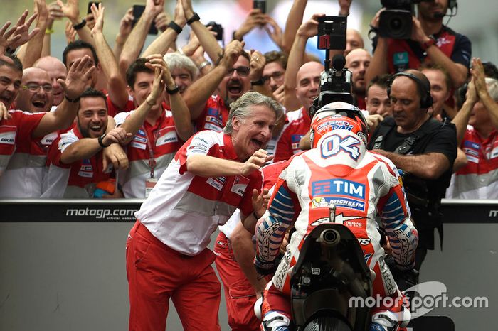Ganador de la carrera Andrea Dovizioso, Ducati Team, Paolo Ciabatti, Director Deportivo de Ducati Corse