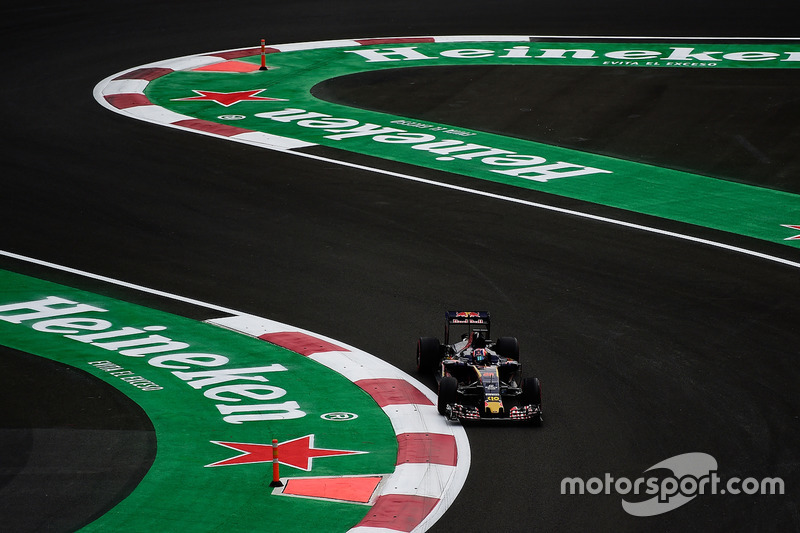 2016 год. За рулем болида Toro Rosso STR11 на первой пятничной тренировке