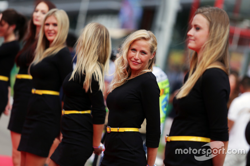 Grid girls nella sfilata dei piloti