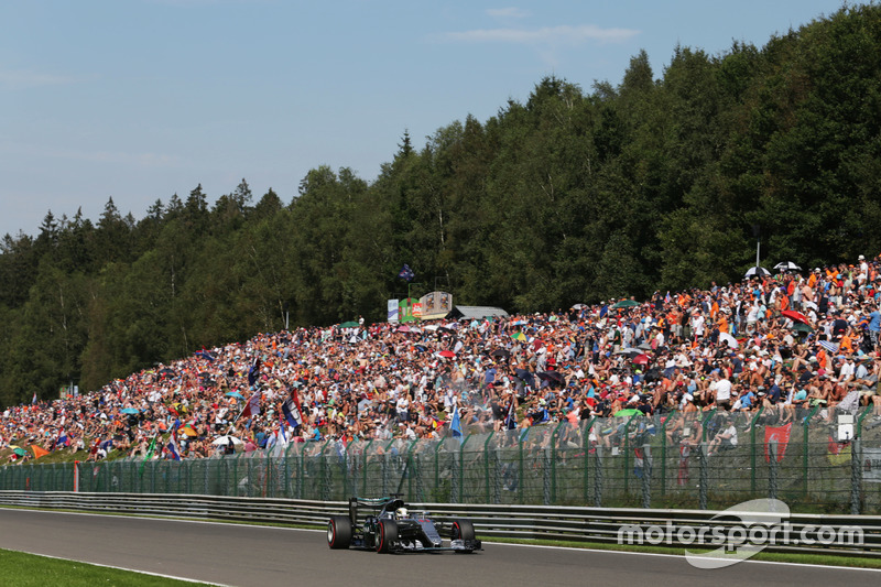 Lewis Hamilton que recebeu punição de 55 posições no grid, vai largar do fim do pelotão.