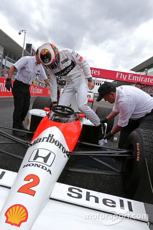 Stoffel Vandoorne,tercer piloto, McLaren F1 Team conduce el 1989 McLaren MP4/5 de Alain Prost