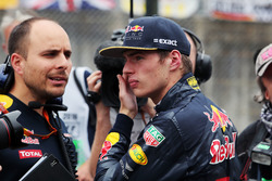 Max Verstappen, Red Bull Racing con Gianpiero Lambiase, ingegnere Red Bull Racing Engineer in griglia