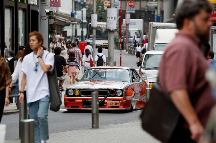 Daniel Ricciardo y Max Verstappen, Red Bull Racing conducen alrededor de Tokio en un coche de Bosozuko