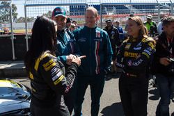 Simona de Silvestro ve Renee Gracie, Harvey Norman Supergirls Nissan, Craig Lowndes ve Steven Richar