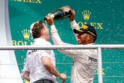 Podium: winner Lewis Hamilton, Mercedes AMG F1 celebrates with champagne