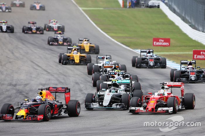 Daniel Ricciardo, Red Bull Racing RB12, híbrido de Mercedes AMG F1 W07 y Nico Rosberg, Sebastian Vettel, Ferrari SF16-H Inicio de la carrera
