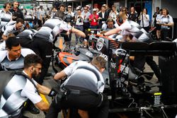 McLaren s'entraîne aux arrêts aux stands