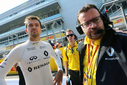 Джолион Палмер, Renault Sport F1 Team и Жюльен Симон-Шотемп, гоночный инженер Renault Sport F1 Team