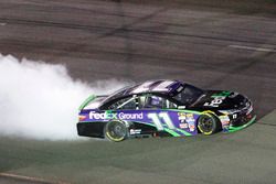 Le vainqueur Denny Hamlin, Joe Gibbs Racing Toyota