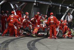 Kimi Raikkonen, Ferrari SF16-H pit stop