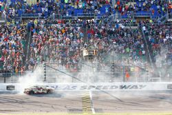 Race winner Kevin Harvick, Stewart-Haas Racing Chevrolet