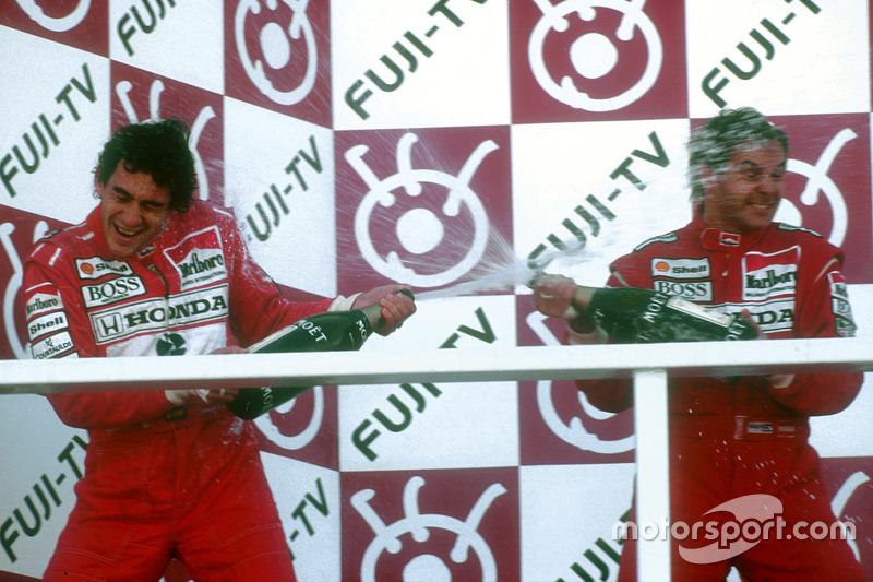 Podium: Racewinnaar Gerhard Berger, McLaren, tweede plaats en wereldkampioen Ayrton Senna, McLaren