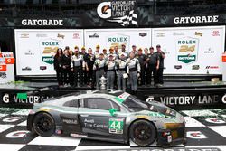 Les vainqueurs en GTD, John Potter, Andy Lally, Marco Seefried, René Rast, Magnus Racing fêtent leur victoire