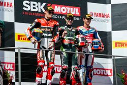 Podium : le deuxième, Chaz Davies, Aruba.it Racing - Ducati Team, le vainqueur Jonathan Rea, Kawasaki Racing Team et le troisième, Michael van der Mark, Honda WSBK Team