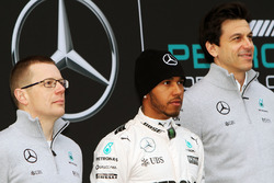 Andy Cowell, Directeur Général des Unités de Puissance Haute Performance chez Mercedes-Benz, Lewis Hamilton, Mercedes AMG F1 et Toto Wolff, Mercedes AMG F1