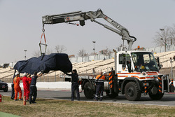 La Scuderia Toro Rosso STR11 de Max Verstappen, Scuderia Toro Rosso est ramenée aux stands sur un camion-plateau