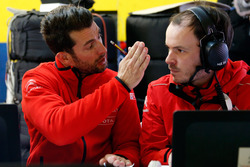 José María López, Citroën World Touring Car team praat met een ingenieur