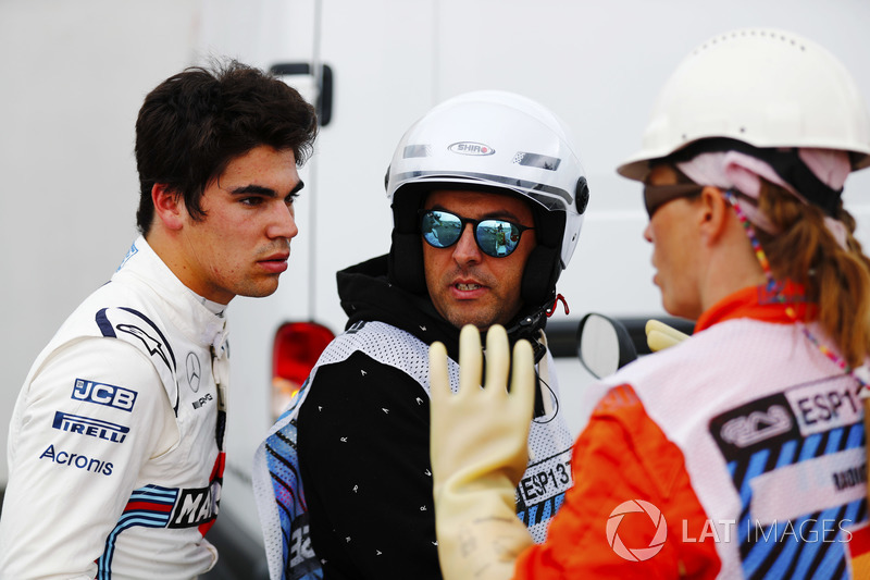 Lance Stroll, Williams Racing, berdiskusi dengan seorang marshal