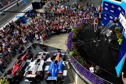 Scott Dixon, Chip Ganassi Racing Honda,Robert Wickens, Schmidt Peterson Motorsports Honda, Will Power, Team Penske Chevrolet, festeggiano nella Victory Lane