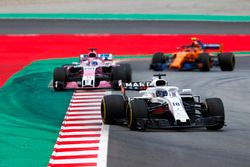 Lance Stroll, Williams FW41, Sergio Perez, Force India VJM11 en Stoffel Vandoorne, McLaren MCL33