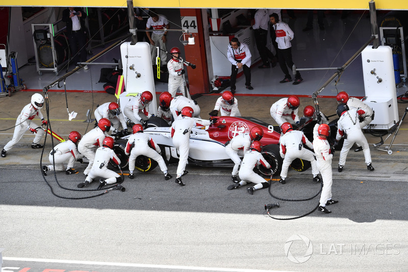 Marcus Ericsson, Sauber C37 pit stop