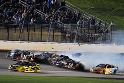 William Byron, Hendrick Motorsports, Chevrolet Camaro Liberty University, Clint Bowyer, Stewart-Haas Racing, Haas 30 Years of the VF1 y Ryan Newman, Richard Childress Racing, Chevrolet Camaro Bass Pro Shops / Cabela's wreck