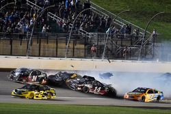 William Byron, Hendrick Motorsports, Chevrolet Camaro Liberty University, Clint Bowyer, Stewart-Haas Racing, Haas 30 Years of the VF1 and Ryan Newman, Richard Childress Racing, Chevrolet Camaro Bass Pro Shops / Cabela's wreck