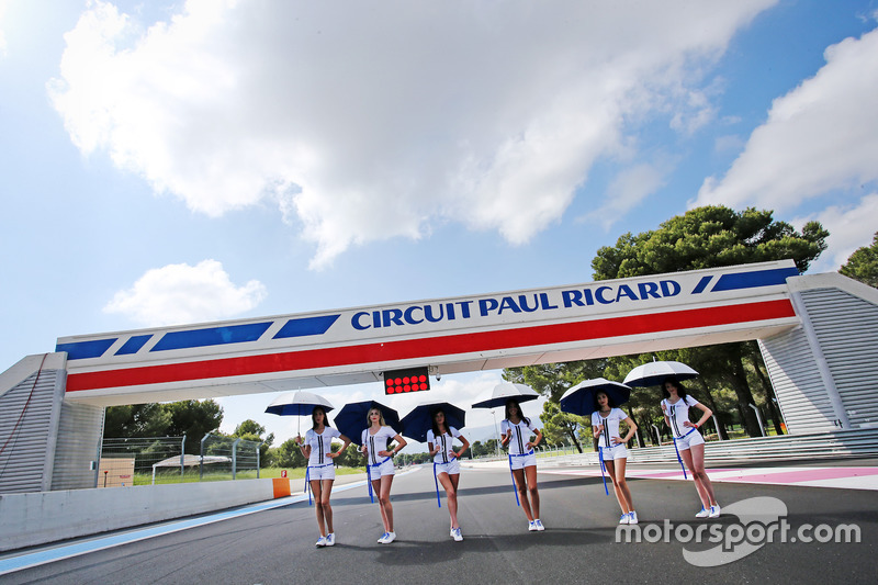 Grid girl in griglia di partenza