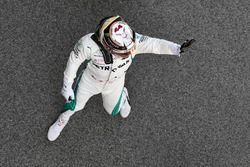 Lewis Hamilton, Mercedes-AMG F1, saluta
