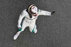 Lewis Hamilton, Mercedes-AMG F1, saluta