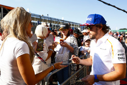 Fernando Alonso, McLaren, firma autógrafos para fanáticos