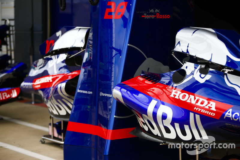 Parti della carrozzeria delle Toro Rosso STR13 in pit lane