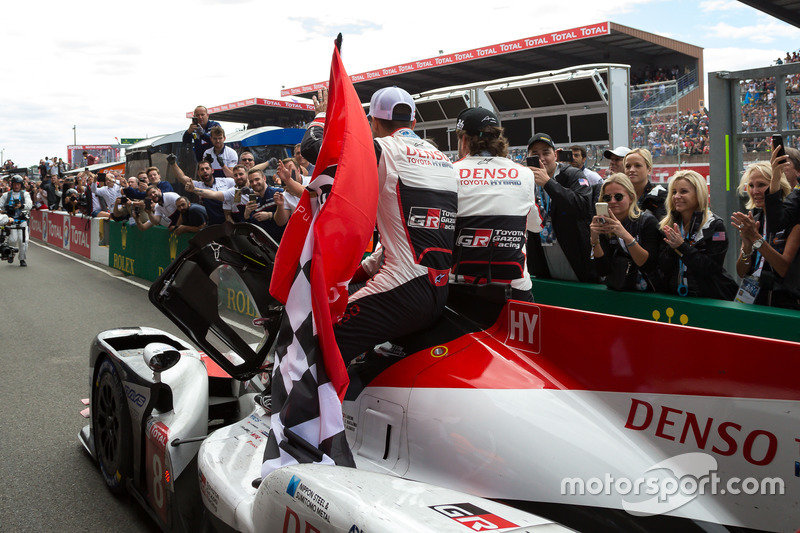 Los ganadores: #8 Toyota Gazoo Racing Toyota TS050: Sébastien Buemi, Kazuki Nakajima, Fernando Alonso